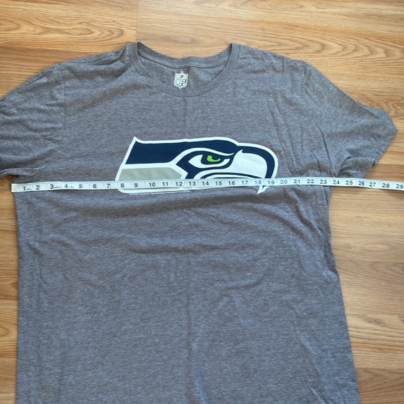 NFL Men’s Seattle Seahawks T-Shirt - Picture 3 of 4